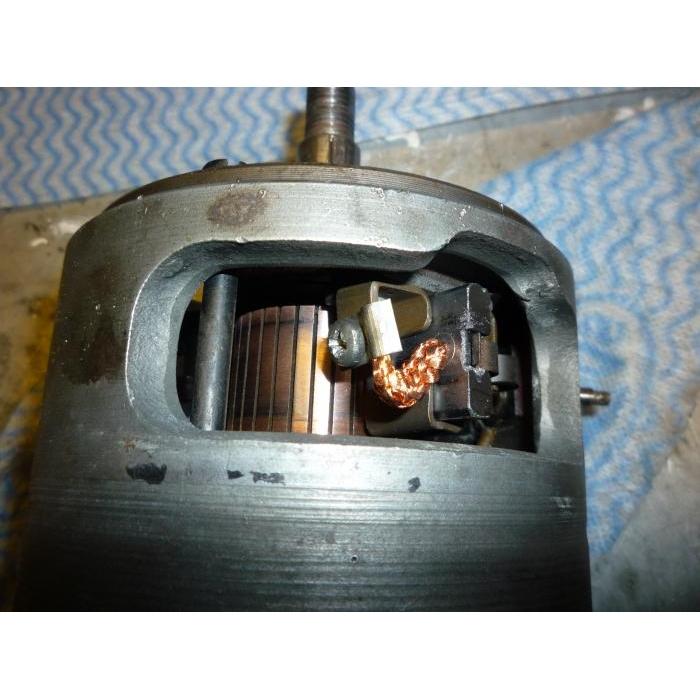 Balais/charbon de collecteur pour dynamo (DC) 6 volts ou 12 volts, la paire