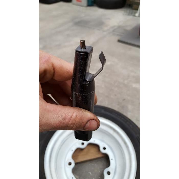 Wheel clip riveting tool
