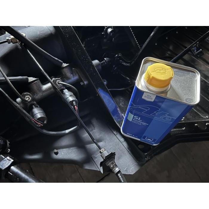 Brake fluid DOT 4 (1 liter)