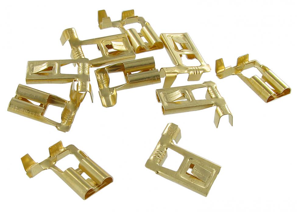 Eristämättömät oikean kulman kärkiliittimet, joissa on lukituspistoke