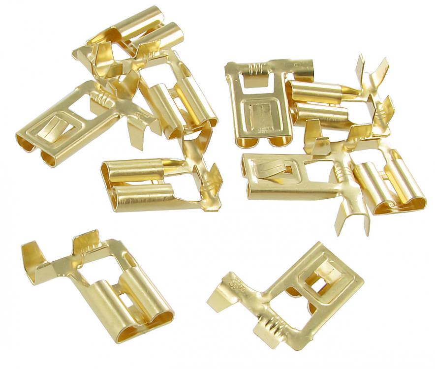 Eristämättömät oikean kulman kärkiliittimet, joissa on lukituspistoke