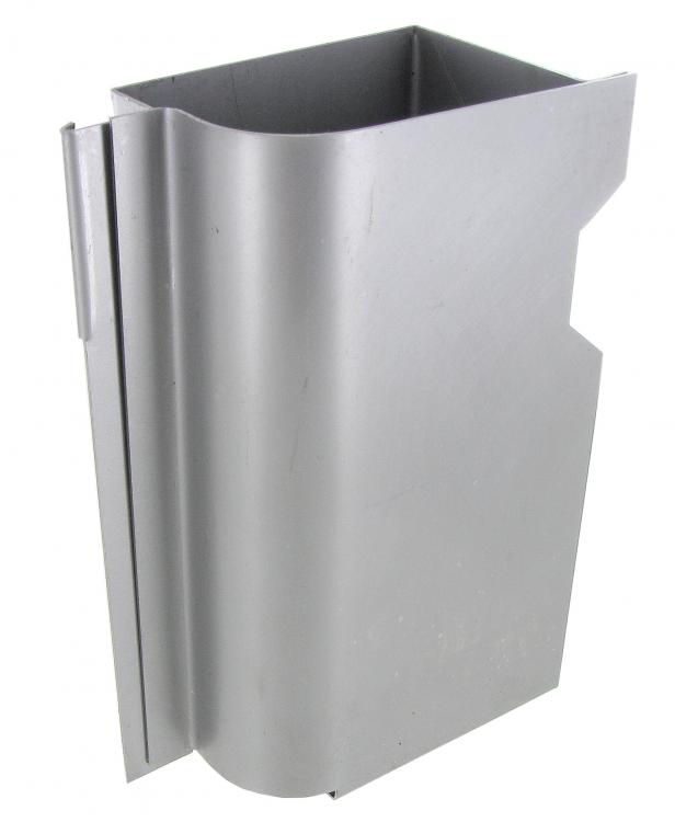 D-pilarin korjausosa vasemmalla alhaalla