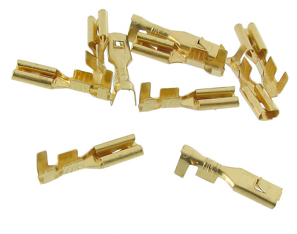 Eristämättömät naarasliitännät, joissa on lukituspistoke