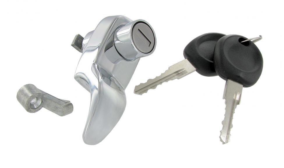 Kromattu takaluukun kahva lukolla