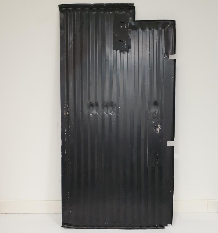 Tavaratilan lattiakaukalo vasen