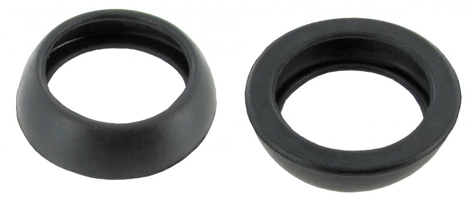 Lämminilmaputkien läpivientitiivisteet moottorin takapeltiin