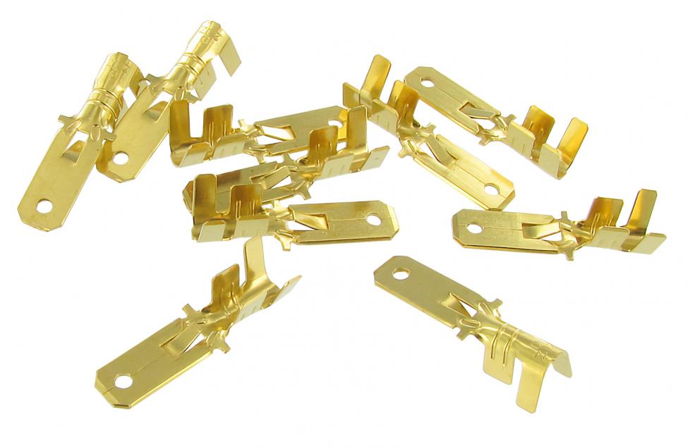 Eristämättömät urospuoliset kärkiliittimet, joissa on lukituspistoke