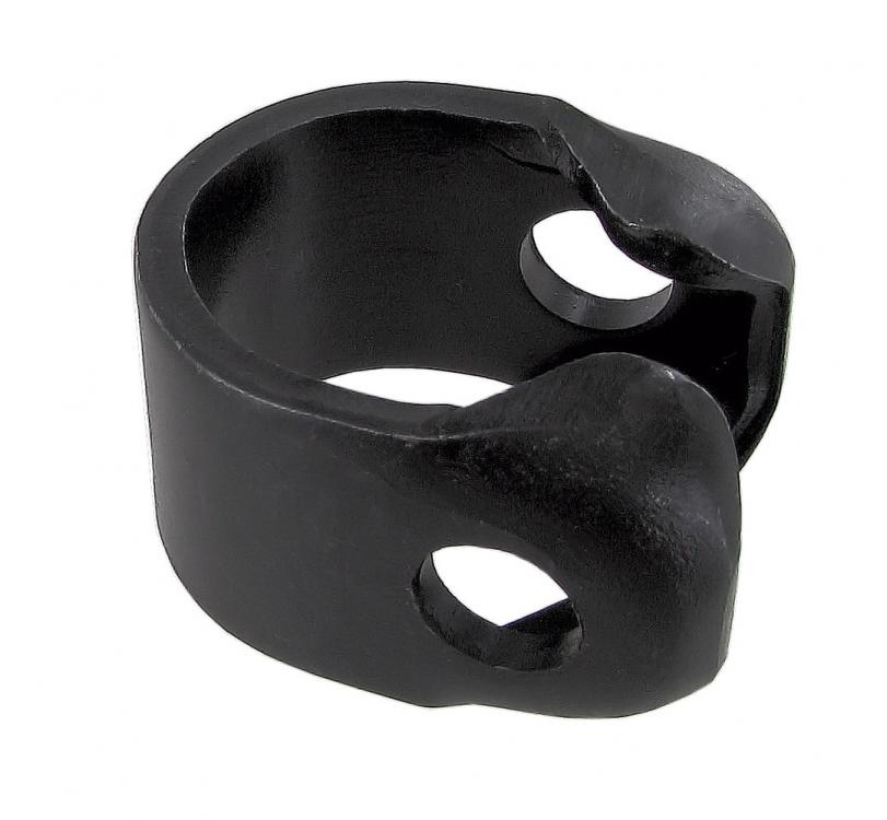 Ohjausakselin laippa ja vaihdetangon jousen kiinnityskannatin