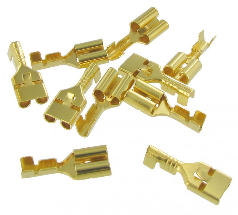 Eristämättömät naarasliitännät, joissa on lukituspistoke