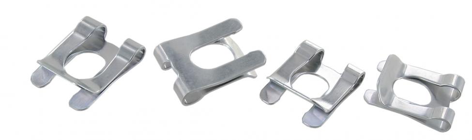 Etuluukun jousen kiinntyssokat