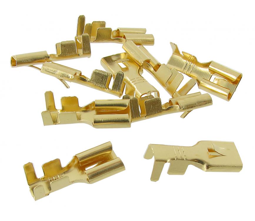 Eristämättömät naarasliitännät, joissa on lukituspistoke