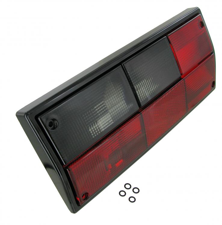 Savustettu takavalo, jossa peruutus-ja sumuvalot vasemmalla