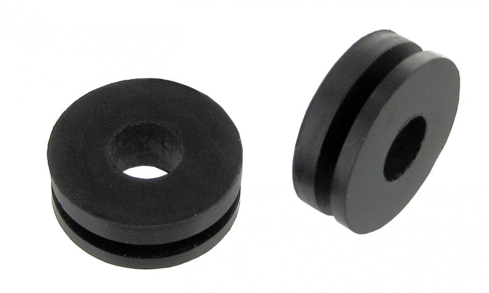 Pyyhkijän akseleiden läpivientikumit