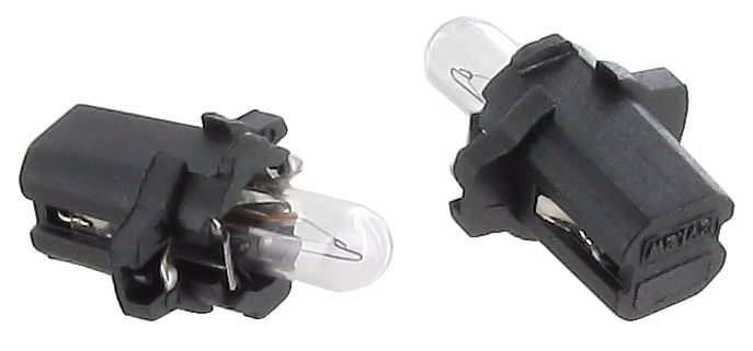 Hehkulamppujen pistorasian merkkivalot ja kojelaudan mittariston valaistus