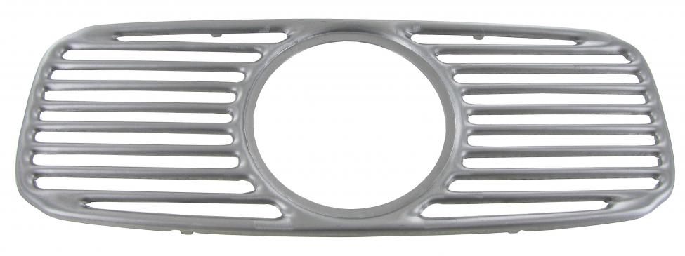 Kojelaudan kaiutinritilä kellon / kierrolukumittarin reiällä