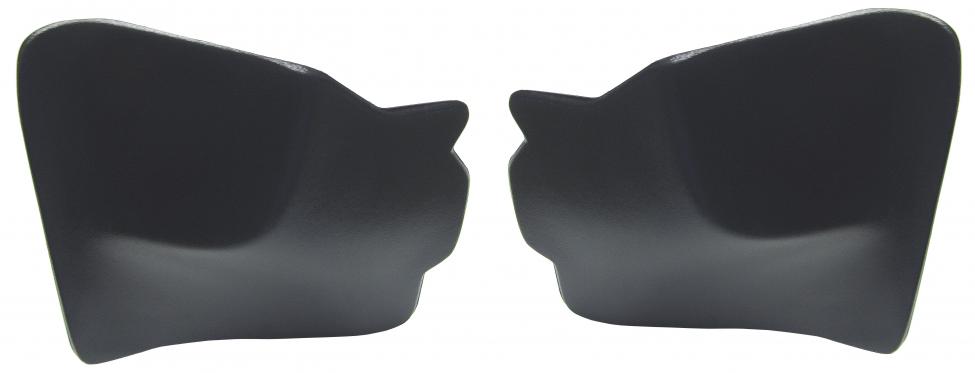 Etujalkatilan potkupaneelit kaiutinpaikoilla