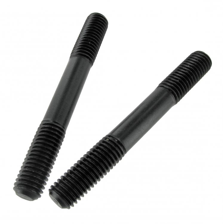 Alemmat pinnapultit moottorin kiinnitykseen