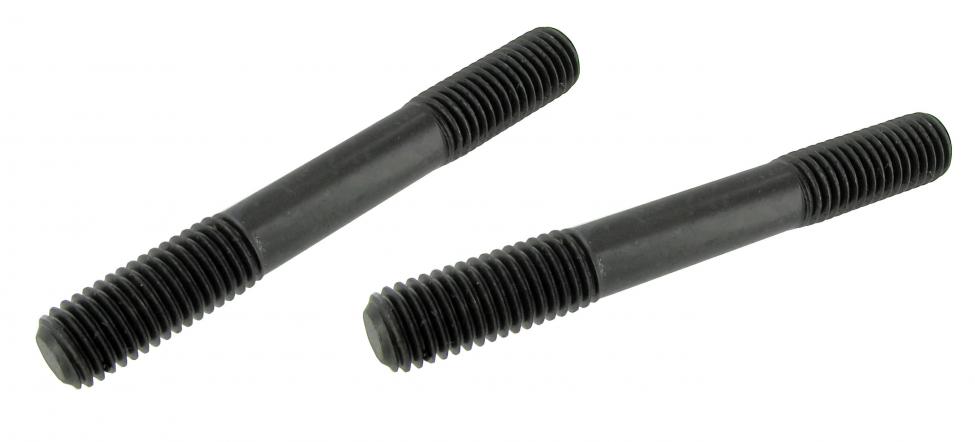 Alemmat pinnapultit moottorin kiinnitykseen