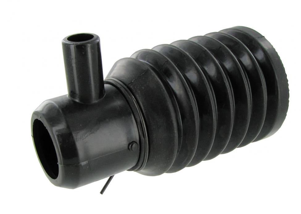 Brake booster aeration connection with boot