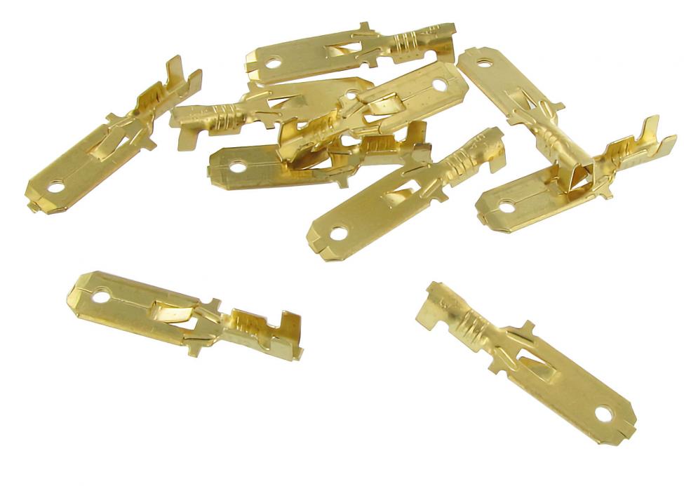 Eristämättömät urospuoliset kärkiliittimet, joissa on lukituspistoke