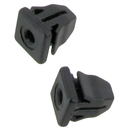 Laajennusmutteri ilmanottoaukon verhoilulevy takana