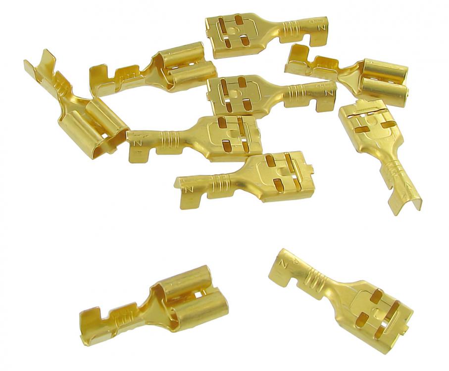 Eristämättömät kärkiliittimet ilman lukituspistoketta