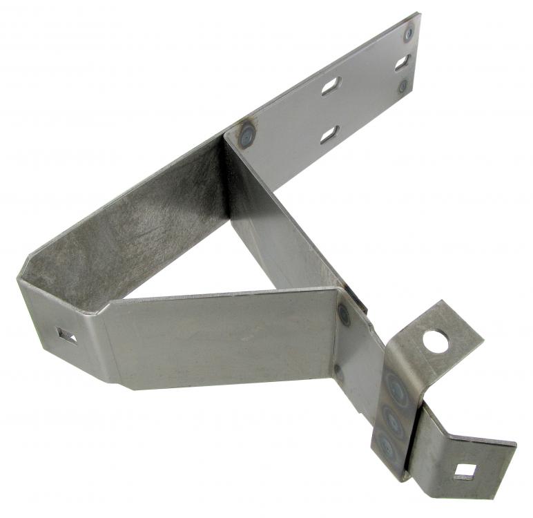 Etupuskurin kiinnitysrauta