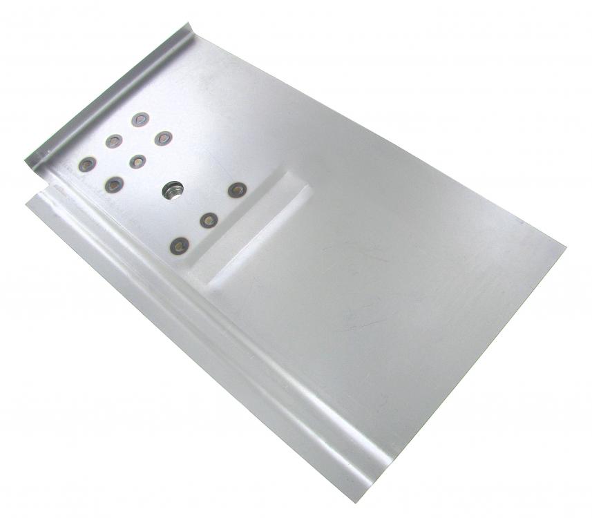 Matkustamon turvavyön kiinnityspaikan korjauspaneeli oikealla