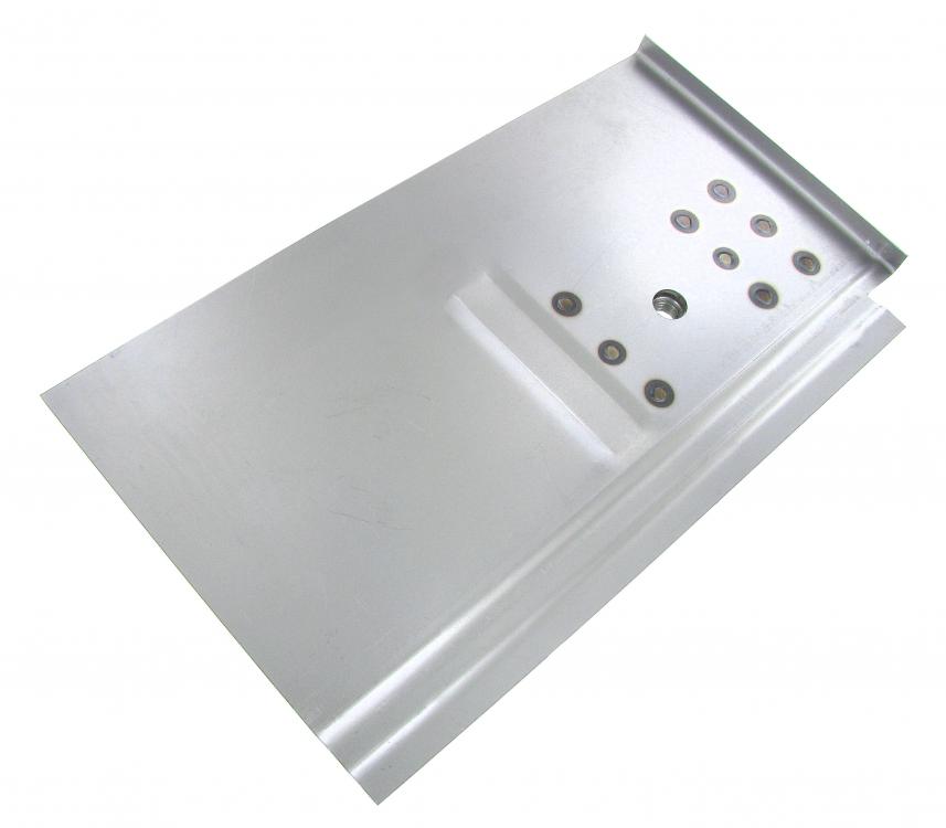 Matkustamon turvavyön kiinnityspaikan korjauspaneeli vasemmalla