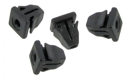 Laajennusmutteri ilmanottoaukon verhoilulevy takana