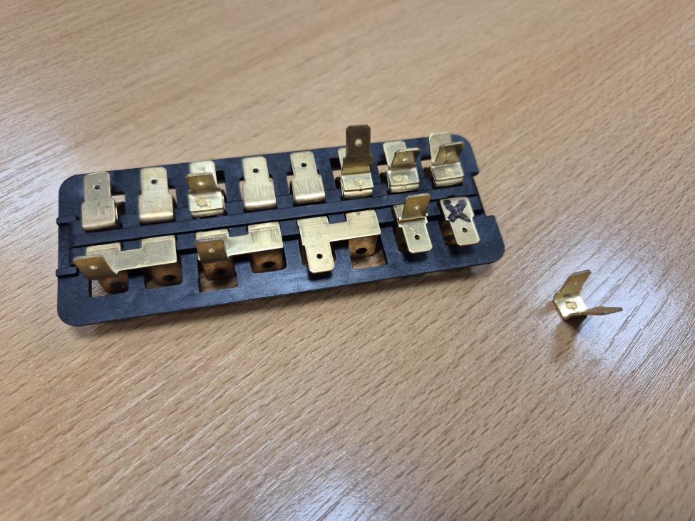 Fuse box without cover (8 fuses) 23647 second chance