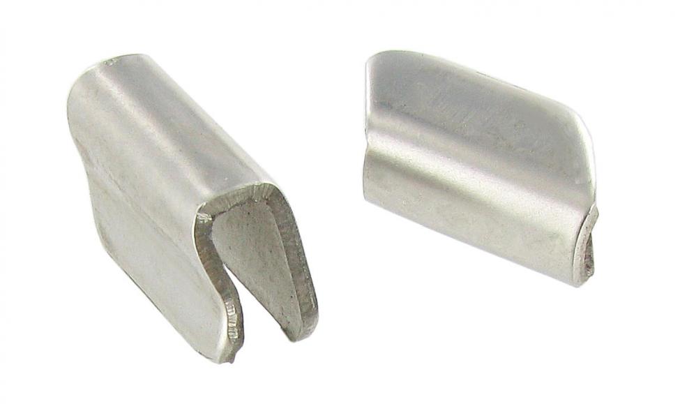 Rekisterikilven kotelon päätykappaleen kiinnikkeet